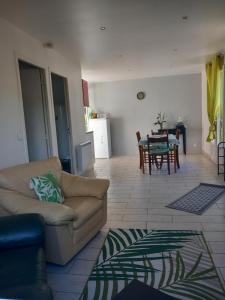 Posezení v ubytování Petit chalet en bois + 9 fotografií
