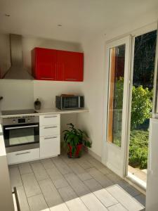 Kuchyň nebo kuchyňský kout v ubytování Petit chalet en bois