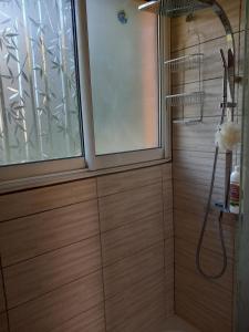Koupelna v ubytování Petit chalet en bois