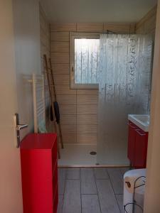 Koupelna v ubytování Petit chalet en bois