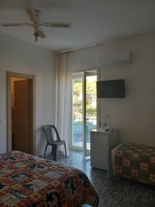 A bed or beds in a room at Hotel Conca d'Oro