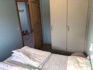 A bed or beds in a room at Vibereden