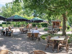 Reštaurácia alebo iné gastronomické zariadenie v ubytovaní Vrijstaande recreatievilla met ruime omheinde tuin