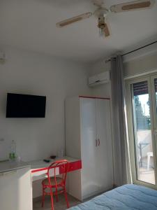 A television and/or entertainment centre at Hotel Conca d'Oro