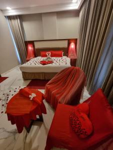 Postel nebo postele na pokoji v ubytování Muscat Gate Hotel