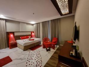 Postel nebo postele na pokoji v ubytování Muscat Gate Hotel