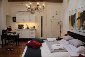 Pokój z 2 łóżkami i kuchnią z żyrandolem w obiekcie Studio Nałęczów w Nałęczowie