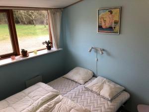 1 dormitorio con cama y ventana en Vibereden en Vorbasse