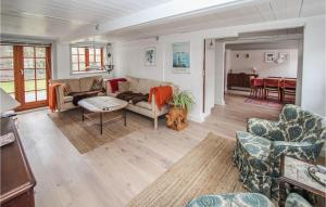 Posezení v ubytování Cozy Apartment In Samsø With Wifi