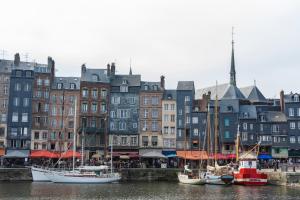 Výhľad na mesto Dives-sur-Mer alebo výhľad na mesto priamo z apartmánu