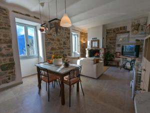 ein Wohnzimmer mit einem Tisch und einem Sofa in der Unterkunft Le Due Macine in Ventimiglia