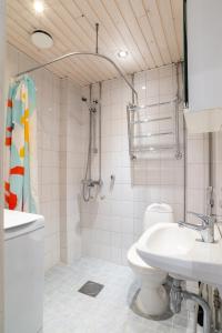 uma casa de banho com um WC e um lavatório em Orchid&Sakura studios Kamppi em Helsínquia