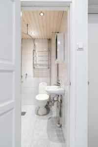 ein Badezimmer mit Toilette und Waschbecken in der Unterkunft Orchid&Sakura studios Kamppi in Helsinki