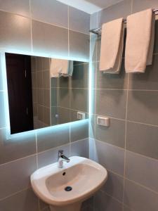 瓦迪穆薩的住宿－Old Street Apartment，浴室配有盥洗盆、镜子和毛巾