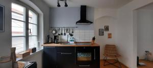uma cozinha com um lavatório e um fogão forno superior em Zentrale Lage I historisch I Parkplatz I Fahrradkeller em Straubing