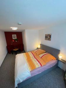 um quarto com uma cama grande num quarto em Ferienwohnung Witzig Inh Rita Weitmann em Ingelheim am Rhein