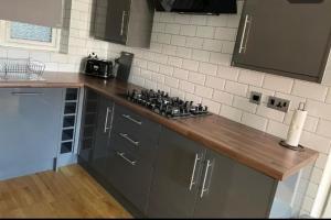 Kuchyň nebo kuchyňský kout v ubytování HU1 Stylish Cozy Central Apartment WIFI H3