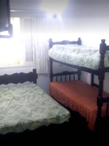 Ein Etagenbett oder Etagenbetten in einem Zimmer der Unterkunft Apartamento Cote d'Azur Enseada