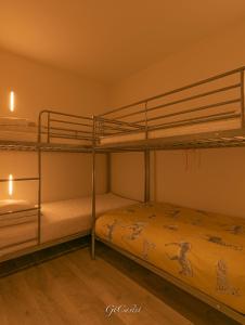 een slaapkamer met 2 stapelbedden in een kamer bij Luxueus genieten aan zee: private jacuzzi en sauna in Knokke-Heist