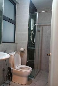 布城的住宿－Staycationbyrieymona - 3BR Condo, CLIO 2, Putrajaya，带淋浴、卫生间和盥洗盆的浴室