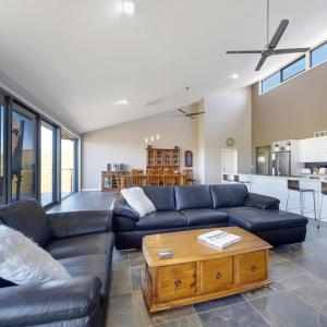Χώρος καθιστικού στο GOULBURN ALPACA FARM STAY