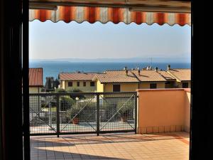 balcone con vista sull'oceano. di Holiday apartment in Lazise, swimming pool and balcony overlooking the lake a Lazise