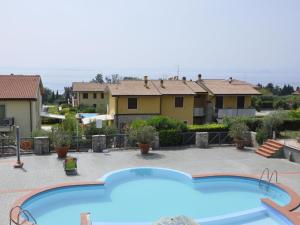 una grande piscina in un cortile con case di Holiday apartment in Lazise, swimming pool and balcony overlooking the lake a Lazise