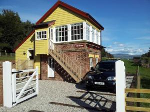 ein Haus mit einem davor geparkt in der Unterkunft The Signal Box (Cliburn) in Penrith