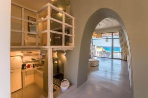 een boog in een keuken met uitzicht op de oceaan bij Onar Beach Houses in Amoopi