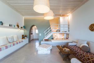 een woonkamer met een bank en een tafel bij Onar Beach Houses in Amoopi