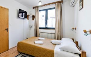 Letto o letti in una camera di Hotel Kandilj