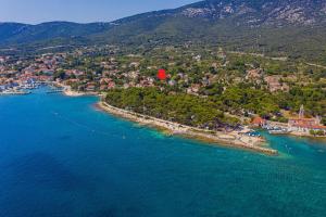 una vista aerea di una piccola isola in acqua di Apartment Loparina a Nerezine (Neresine)