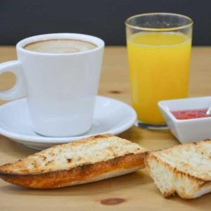 uma mesa com uma chávena de café e um prato de torradas em Nueva CASA TAÍNO em Benilloba