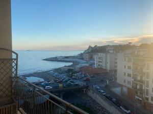 - une vue sur une ville avec des voitures garées à côté de l'eau dans l'établissement Appartamento a due passi dal mare, à Gênes