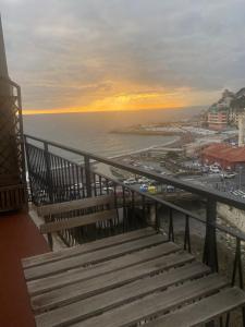 - un banc sur un balcon avec vue sur l'océan dans l'établissement Appartamento a due passi dal mare, à Gênes