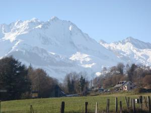 une montagne enneigée avec une maison dans un champ dans l'établissement Résidence Pierre & Vacances Les Rives de l'Aure, à Saint-Lary-Soulan 29 autres photos