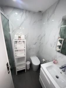 La salle de bains est pourvue de toilettes blanches et d'un lavabo. dans l'établissement Casa Pedro Porto, à Porto