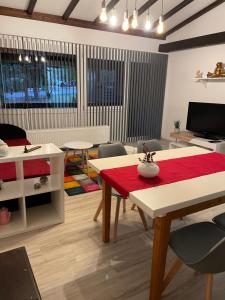 uma sala de estar com uma mesa vermelha e cadeiras em Ferienwohnung Atelier em Siegsdorf