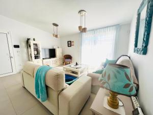 un soggiorno con divano e tavolo di Lovely Home Casa Tamaide - Costa del Silencio - a Costa Del Silencio