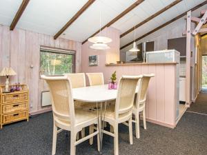 uma cozinha e sala de jantar com mesa e cadeiras em 5 person holiday home in Herning em Kølkær