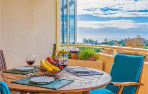 una mesa con un bol de frutas y copas de vino en Lovely Apartment In Estepona With House A Mountain View, en Estepona