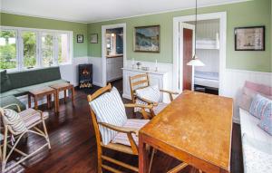 een woonkamer met een tafel en stoelen bij Awesome Home In Sams With House Sea View in Nordby