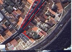 um mapa de um parque de estacionamento com uma linha vermelha em Barrocas Villas Azores em São Roque