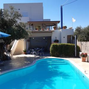 uma piscina em frente a uma casa em Villa Chariklia Studios em Kambiá