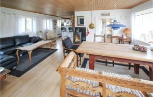 Amazing Home In Sams With Wifi في Nordby: غرفة معيشة مع طاولة وأريكة