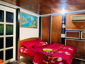 Un pequeño dormitorio con una cama roja en una habitación en MOSS HEDERA HIDE CHALET, en Melaka