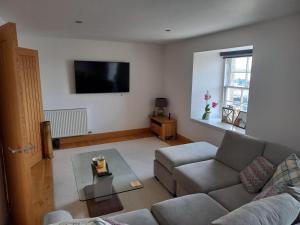 sala de estar con sofá y mesa en Telford Escape en Elgin