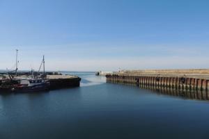 un barco está atracado en un muelle en el agua en Telford Escape en Elgin