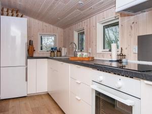 Kuchyň nebo kuchyňský kout v ubytování Holiday home Børkop LX