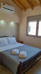 1 dormitorio con 1 cama con 2 toallas en Lesvos Tavari bay en Tavari